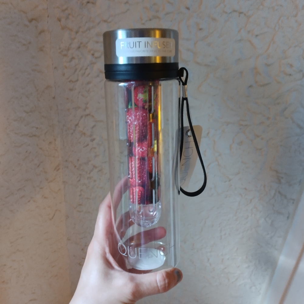 NWT Quench 24 oz Fruit Infuser Water Bottle